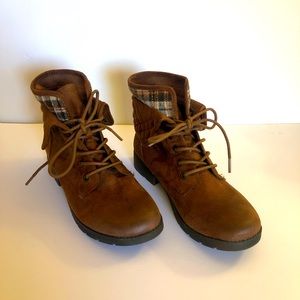 Arizona Yvonne Lace-up Boots